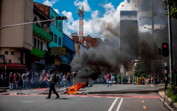 Durante la caminata por el centro de la ciudad se presentaron algunas quemas que originaron la reacción de la Policía. FOTO CARLOS VELÁSQUEZ