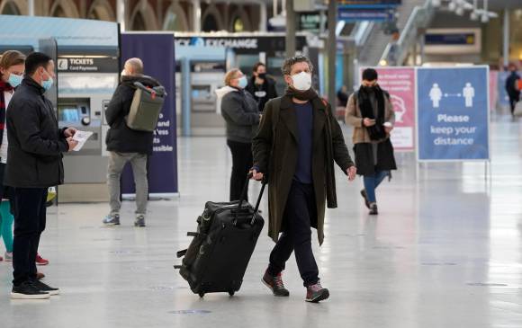 La nueva cepa del coronavirus fue detectada al sur del Reino Unido. Por ese motivo, al menos 60 países cerraron sus fronteras con ese conjunto de islas. No obstante, científicos dicen que no hay certeza de que se formara en ese lugar. FOTO AFP