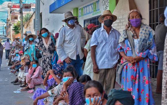 Adultos mayores Wayuu, realizaron filas para cobrar su pensión, que generaron aglomeraciones en la zona bancaria del centro de Maicao, Guajira. Foto: Lis Machado
