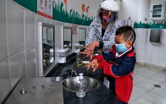  Imagen de la primera jornada de reapertura gradual, progresiva y segura de los colegios públicos de Bogotá. Foto: Colprensa