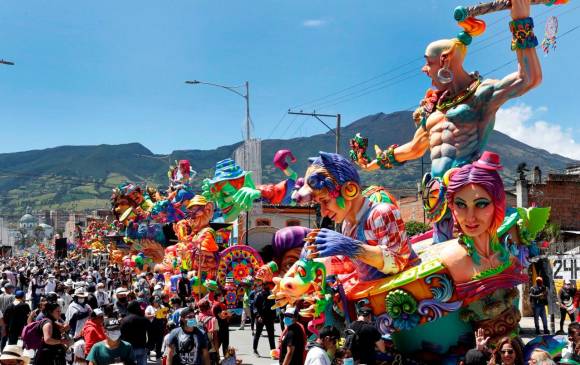 Las esculturas gigantes estarán exhibidas en Pasto hasta el 10 de enero. FOTO EFE