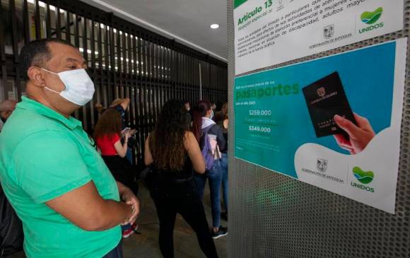 En la Oficina de Pasaportes se están repartiendo 100 fichos diarios de manera presencial. FOTO Edwin Bustamante