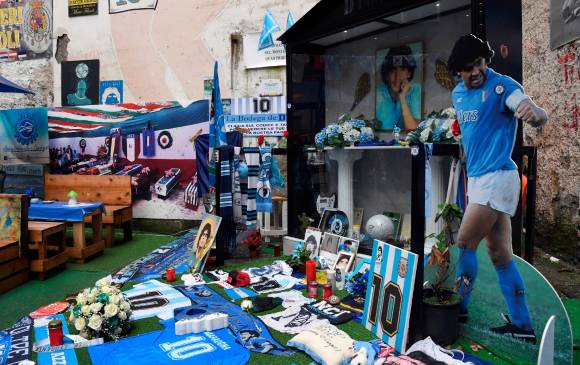 El presidente del Nápoles, Aurelio De Laurentiis, y el vicepresidente, Edoardo, colocaron una ofrenda floral en memoria de Diego en Largo Maradona. FOTO EFE