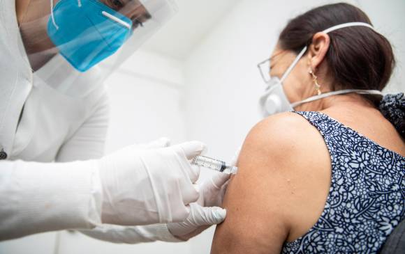 La vacuna de Pfizer y BioNTech se debe aplicar en el músculo del antebrazo. Serán dos dosis con 21 días de diferencia. FOTO camilo suárez