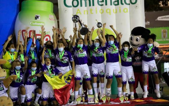 Las jugadoras de Nueva Dely, y los representantes de Fátima, celebran tras alcanzar el título. FOTOs jaime pérez