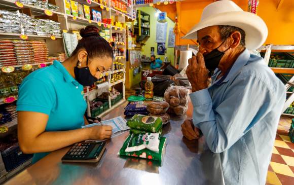 El colorido surtido de una tienda de pueblo. FOTO: MANUEL SALDARRIAGA