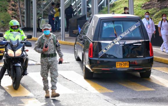 $!Llegada de la carroza fúnebre al Hospital Militar Central tras muerte del ministro de defensa, Carlos Holmes Trujillo. FOTO Colprensa