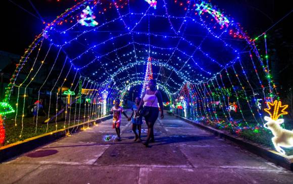 Un túnel de luces multicolores es el principal atractivo del alumbrado navideño. FOTO julio césar herrera