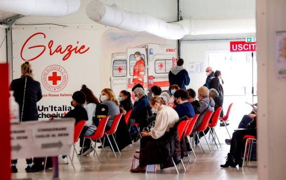 La OMS-Europa ha reiterado la necesidad de recibir dosis de refuerzo de la vacuna contra el virus. FOTO EFE