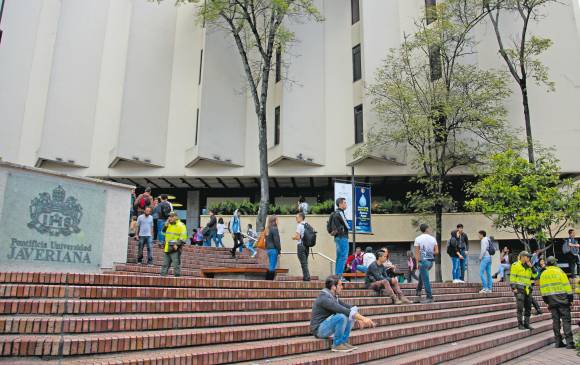 Correo electrónico y servicios de plataformas como Zoom y Team lograron ser activados ayer en la noche, pero no se podía acceder desde la red de los campus de la Javeriana. FOTO colprensa.