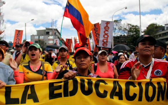 Los docente convocaron a un plantón este miércoles frente al ministerio de Hacienda para exigir un justo aumento salarial de los trabajadores estatales. Foto: Colprensa. 