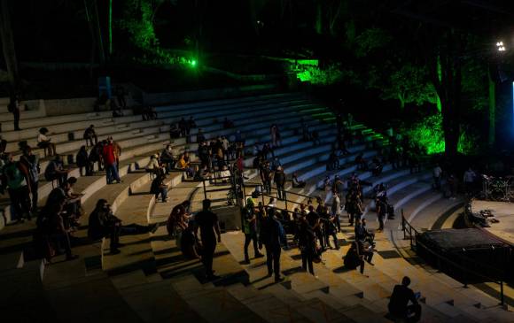 Las gradas se iban llenando poco a poco con la capacidad del aforo permitido. FOTO Camilo Suárez.