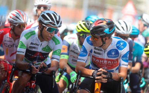 Egan, izquierda, se mantiene en el liderato de los jóvenes en la Vuelta a España. FOTO EFE