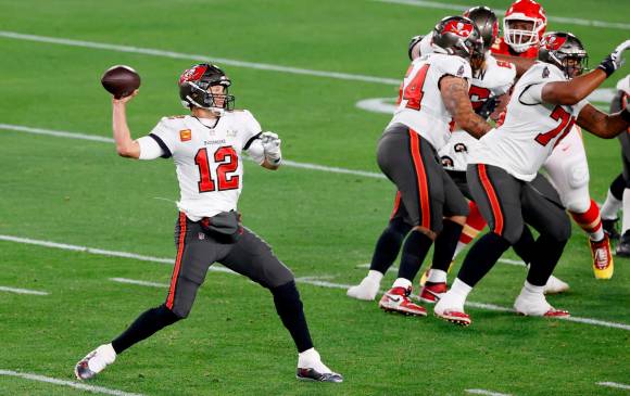 Fue la primera vez en los 10 Super Bowls de Brady que el mariscal de campo anotó un touchdown en el primer cuarto. FOTO EFE