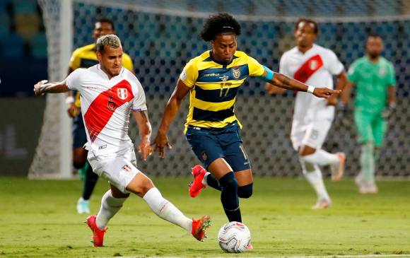 Ecuador y Perú vivieron un juego intenso de principio a fin. En la imagen, el defensor Ángelo Preciado (17) y el lateral Miguel Trauco (6), de destacada actuación en el compromiso. FOTO EFE