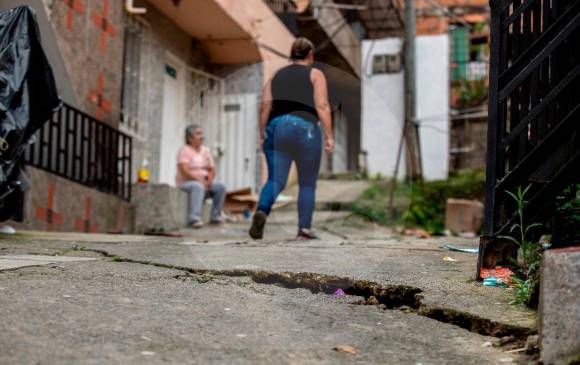 Las grietas en Villa Guadalupe, barrio de Manrique, comienzan en las calles y terminan al interior de las casas. FOTO CAMILO SUÁREZ