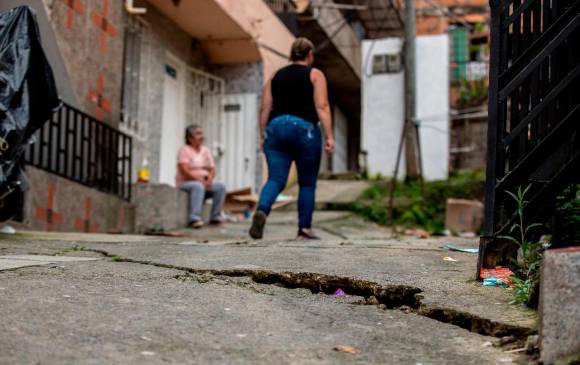 Grietas como esta aquejan los muros de las casas en Villa Guadalupe. Foto Camilo Suárez