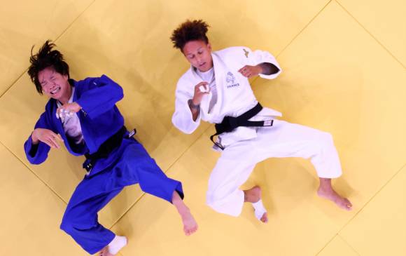Uta Abe del equipo de Japón reacciona después de que derrotó a Amandine Buchard del equipo de Francia durante la final de 52 kg de judo femenino. Foto Getty Images