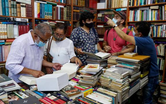 Las ventas de los libros parecen haber aumentado este año y los intereses de los lectores han cambiado, ahora buscan más escritoras y firmas locales. FOTO Manuel Saldarriaga