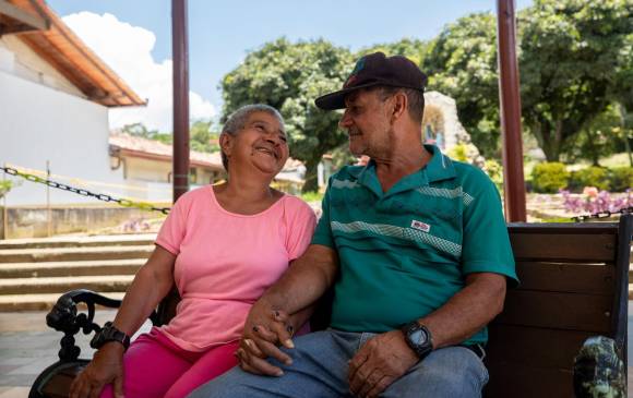 Ella con 72 años y Él con 62 años, edades en las que muchos consideran que ya es tarde para enamorarse, el amor los flechó hasta llevarlos al altar. Foto: Camilo Suárez.