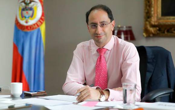 José Manuel Restrepo, ministro de Hacienda, invita a os ciudadanos a aportar sus ideas en la plataforma virtual Queremos oírte. FOTO COLPRENSA