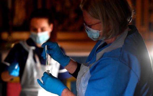 Vacunarse contra enfermedades infecciosas diferentes a la covid-19 ayuda a mantener estables los sistemas de salud. Foto: Efe