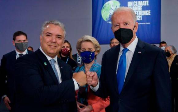 El presidente de Colombia, Iván Duque, y el mandatario estadounidense, Joe Biden, tuvieron un breve saludo en el marco de la COP de 2021 en Glasgow, Escocia. FOTO: Colprensa