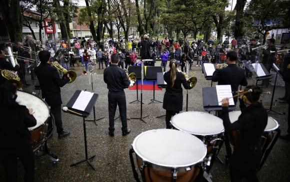 El miércoles 5 de mayo la Filarmónica de Bogotá dio un concierto en el Parkway promoviendo la no violencia y el diálogo pacífico para encontrar soluciones a la crisis del país. FOTO COLPRENSA