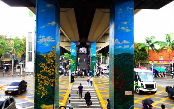Las intervenciones artísticas se concentran también en los bajos de las estaciones Exposiciones e Industriales. FOTO: Cortesía Metro de Medellín.