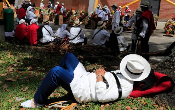 En la jornada de cierre de la Feria, silleteros de todas las edades tuvieron que refugiarse del sol bajo los árboles y recurrieron al suelo para descansar. FOTO jaime PÉREZ