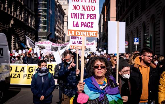 Manifestantes en Roma, Italia, asistieron a una marcha por la paz y contra la invasión rusa. 