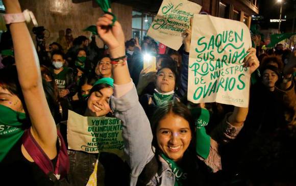 Frente a la Corte Constitucional las mujeres celebraron por la decisión de este lunes. FOTO: COLPRENSA.