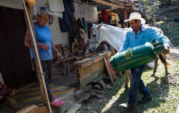 Gustavo y Jalisco llegan al destino para descargar la pipeta. FOTO: MANUEL SALDARRIAGA
