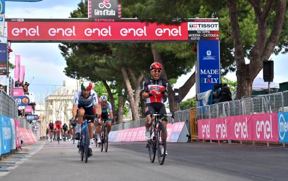 Caleb Ewan y su festejo al ganar su cuarta etapa en la historia del Giro. FOTO TWITTER GIRO DE ITALIA