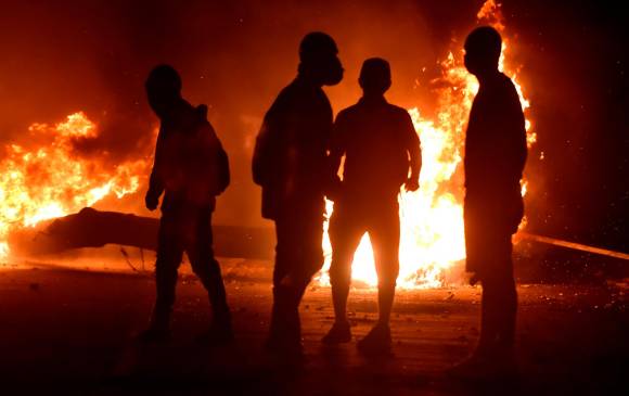 Las principales ciudades del país siguen afectadas con manifestaciones que terminan en enfrentamientos con la fuerza pública y con daños a bienes particulares. FOTO EFE 