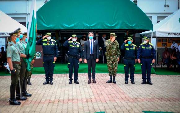 En la ceremonia de transmisión de mando en la Policía Metropolitana, el director nacional de la institución conminó al comandante metropolitano a no descansar hasta capturar a los vándalos de las protestas. FOTO CORTESÍA