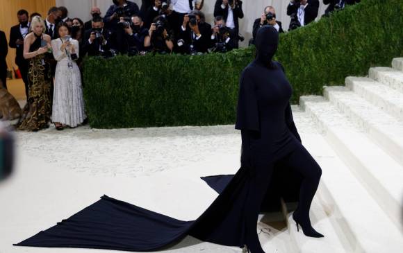 Toda de negro, así fue a la gala Kim Kardashian. FOTO EFE