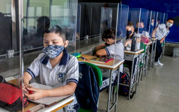 Los cubículos son una alternativa que tienen los colegios para incrementar las medidas de bioseguridad. Foto Juan Antonio Sánchez Ocampo