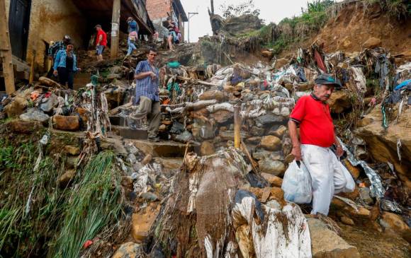 La basuras que se acumulan en el sector Manantiales serían las causantes de los desbordamientos de las quebradas de este sábado. FOTO MANUEL SALDARRIAGA