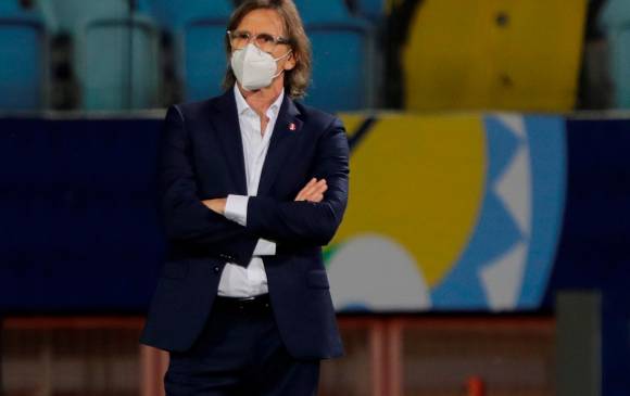 El técnico argentino Ricardo Gareca celebró la victoria ante Colombia y en la siguiente fecha se jugará la clasificación ante Ecuador en la Copa América. FOTO EFE