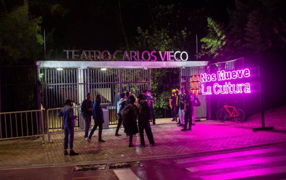 Poco a poco la gente fue llegando al Carlos Vieco en su reapertura. FOTO Camilo Suárez