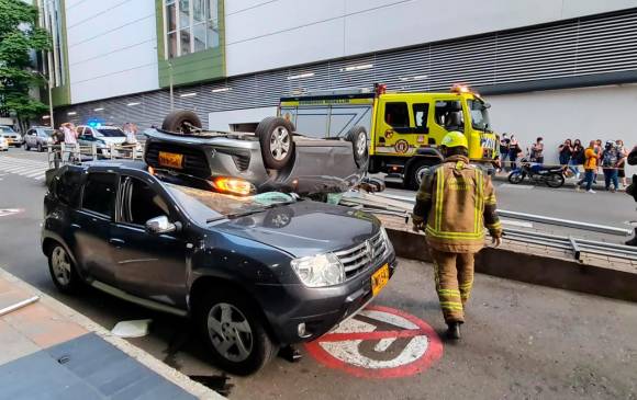 El vehículo siniestrado cayó sobre otro carro y una motocicleta que estaban estacionados. FOTO: DAGRD.