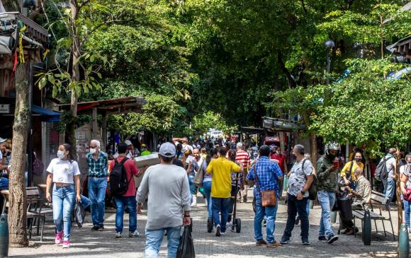 En el Centro de Medellín, los comerciantes y empresarios harán este miércoles 23 una jornada de repartición de tapabocas entre los transeúntes y clientes. FOTO JUAN ANTONIO SÁNCHEZ