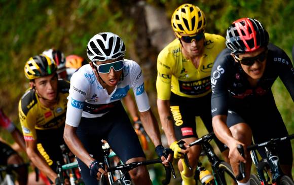 Egan Bernal -blanco- fue uno de los protagonistas de la Vuelta a España este año. En su debut en la prueba acabó sexto. FOTO: AFP