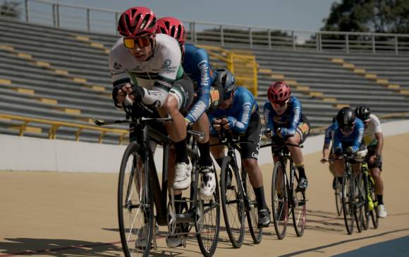 Jaime Castañeda en primer plano, durante un entrenamiento en el velódromo de Bogotá. FOTO cortesía mindeporte