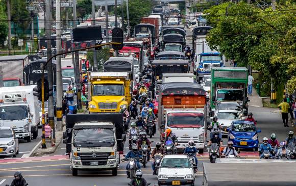 Varios trancones se registraron en diferentes puntos de la ciudad de Medellín en este día de toque de queda en Semana Santa. FOTO El Colombiano.