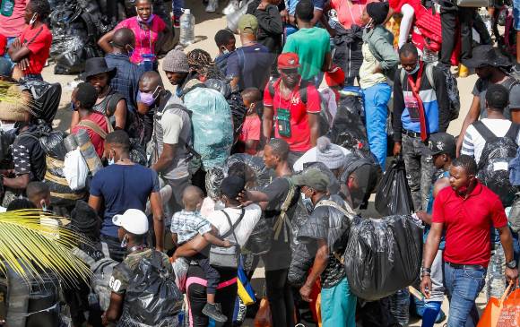 La Defensoría alertó que en las noches salen embarcaciones ilegales con los ciudadanos extranjeros. En la foto de abajo se ve cómo quedó la tumba del migrante haitiano fallecido por peritonitis en el hospital de Necoclí. FOTOS Manuel Saldarriaga y Cortesía