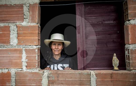 Gloria Vásquez Escobar tiene 61 años y hace 20 años se dedica a la recolección de mora y a otras labores del campo. Como muchas mujeres rurales, trabaja para suplir los gastos de su casa y ayudarle a su hija en sus estudios universitarios. FOTO Camilo Suárez