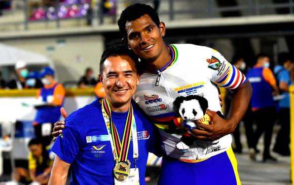 Además de técnico, Vargas se ha convertido en un papá para sus deportistas. En la imagen lo acompaña Edwin Estrada. En Ibagué, Iván adquiere más respeto mundial. FOTO CORTESÍA LUIS RAMIREZ (FEDEPATIN-WORLD SKATE)