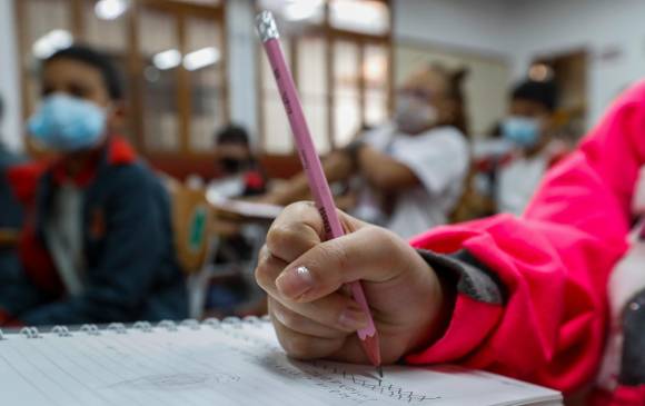 El desempeño de los colegios oficiales del Valle de Aburrá se vio afectado en 2020. La brecha entre colegios públicos y privados se ahondó en este sentido, según Medellín Cómo Vamos. Este es uno de los retos. FOTO MANUEL SALDARRIAGA